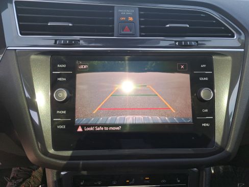 Used 2023 Volkswagen Tiguan SE w/ Panoramic Sunroof Package FWD image 22