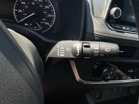 Used 2025 Nissan Rogue SV FWD image 32