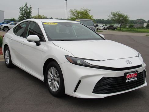 Used 2025 Toyota Camry LE FWD image 4