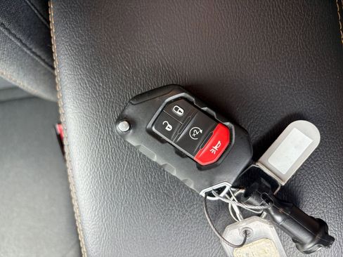 Used 2025 Jeep Wrangler Unlimited Sahara AWD/4WD image 24