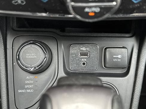 Used 2019 Jeep Cherokee Latitude Plus w/ Comfort/Convenience Group image 14