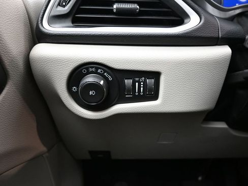 Used 2022 Chrysler Pacifica Touring-L image 18