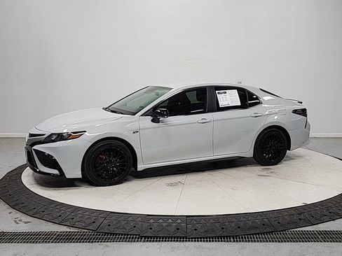 Used 2023 Toyota Camry SE FWD image 3