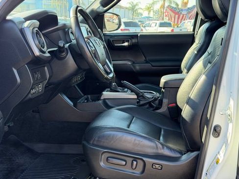 Used 2022 Toyota Tacoma TRD Sport w/ TRD Premium Sport Package AWD/4WD image 16