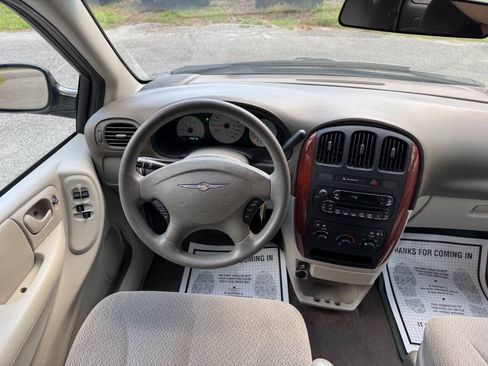 Used 2005 Chrysler Town & Country FWD image 38