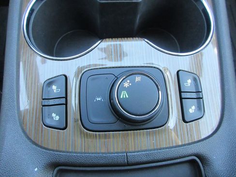 Used 2023 GMC Acadia SLE w/ Driver Convenience Package image 28