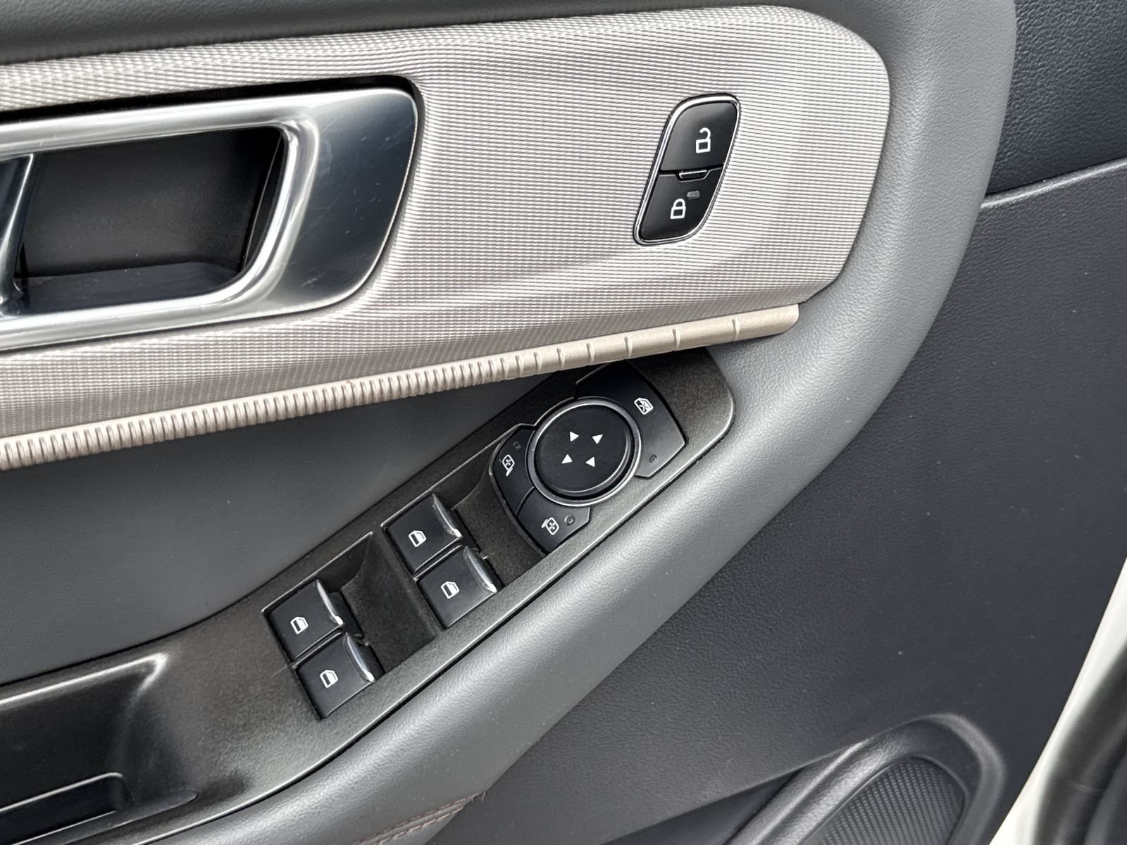 Used 2025 Ford Explorer Active RWD image 16