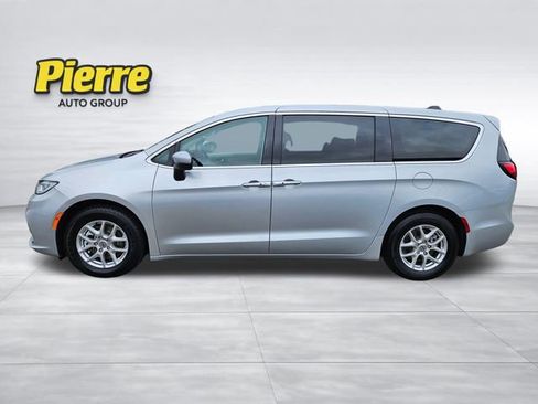 Used 2023 Chrysler Pacifica Touring-L FWD image 2