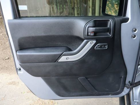 Used 2016 Jeep Wrangler Rubicon w/ Power Convenience Group AWD/4WD image 23