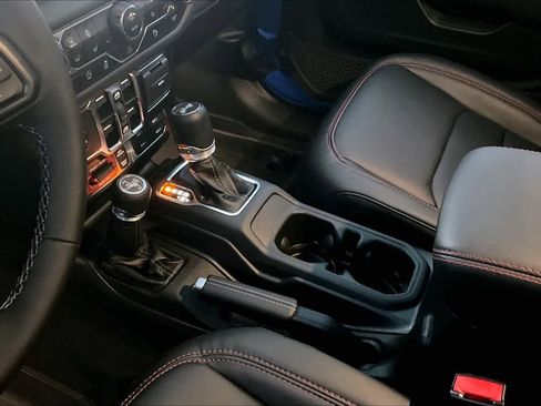 Used 2025 Jeep Wrangler Unlimited Rubicon image 17