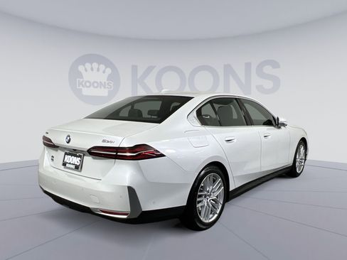 Used 2025 BMW 530i xDrive AWD/4WD image 11