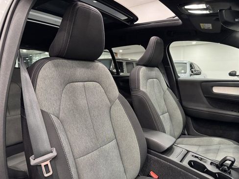 Used 2025 Volvo XC40 B5 Core image 23