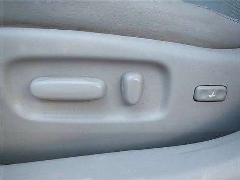 Used 2011 Toyota Avalon Limited FWD image 10