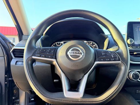 Used 2022 Nissan Altima 2.5 SV FWD image 11