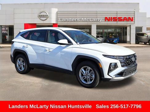 Used 2025 Hyundai Tucson SE FWD image 1
