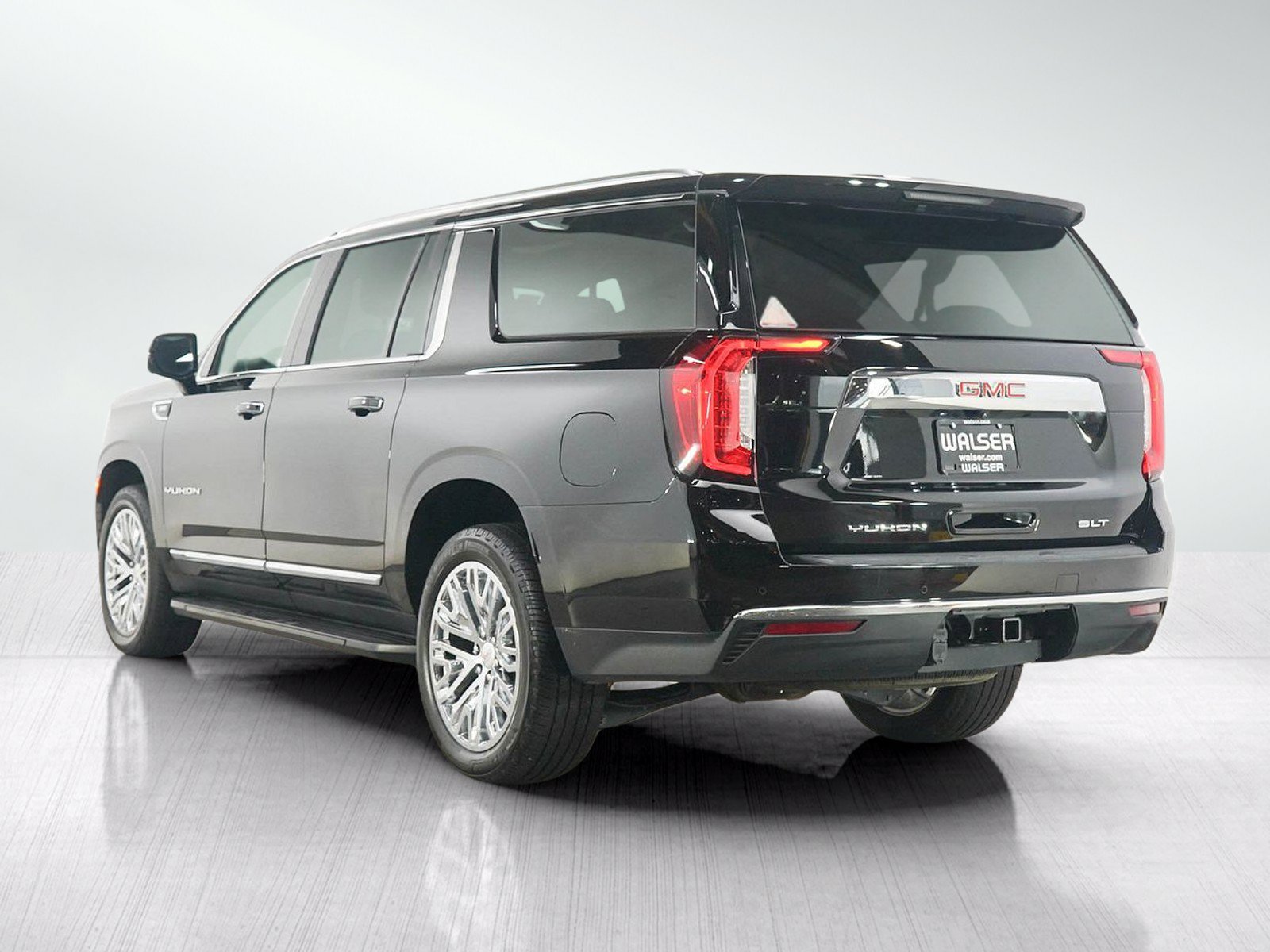 Used 2023 GMC Yukon XL SLT w/ SLT Premium Package AWD/4WD image 3