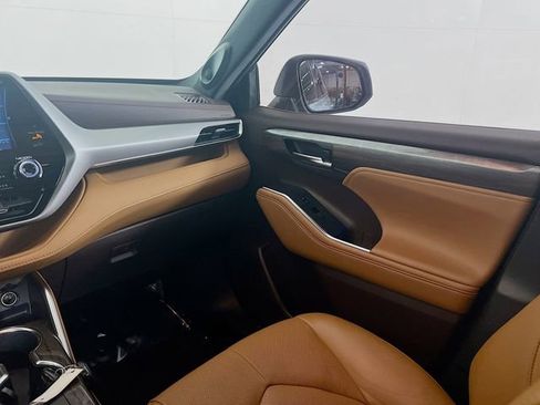 Used 2022 Toyota Highlander Platinum FWD image 22