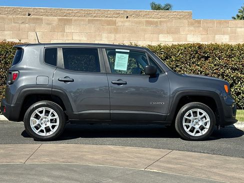 Used 2023 Jeep Renegade Latitude image 3