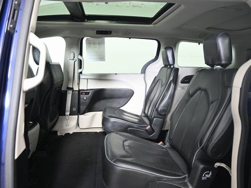 Used 2020 Chrysler Pacifica Limited image 19