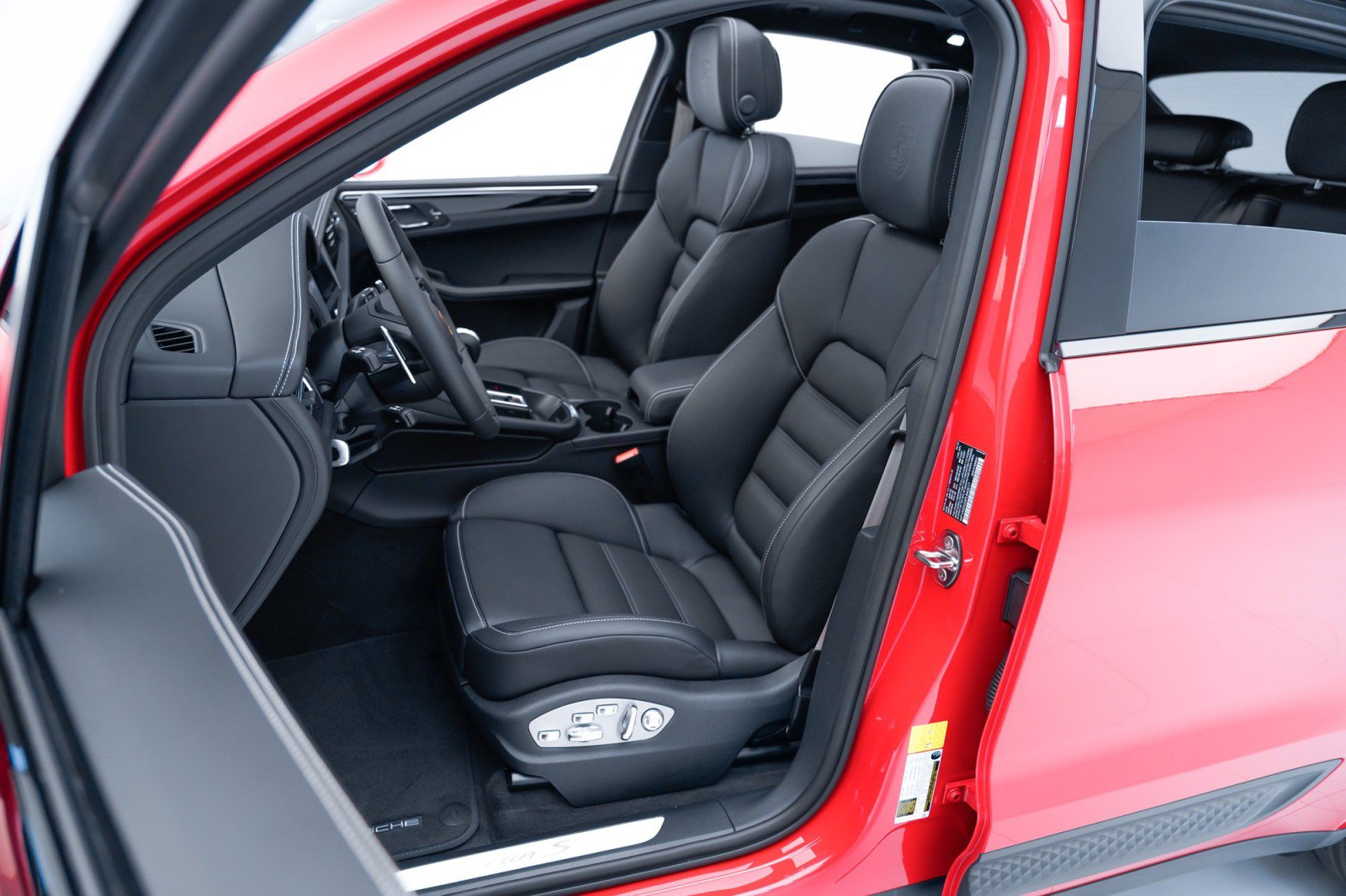 Certified 2023 Porsche Macan S AWD/4WD image 5