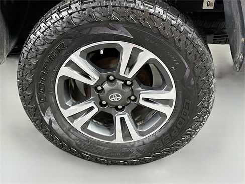 Used 2018 Toyota Tacoma TRD Sport image 27