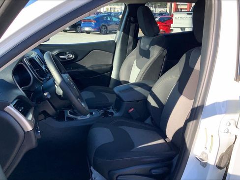 Used 2017 Jeep Cherokee Sport image 8