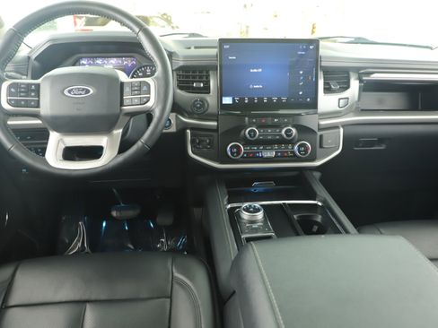 Certified 2024 Ford Expedition XLT image 19