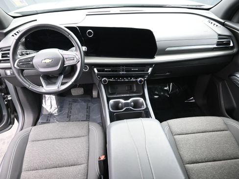 Used 2025 Chevrolet Traverse LT image 16