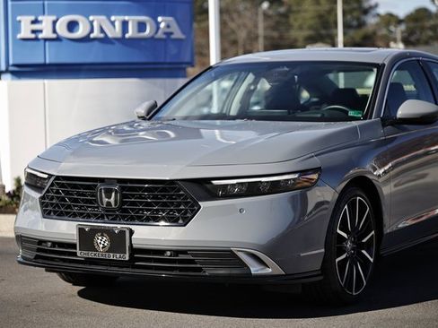 Used 2025 Honda Accord Touring image 2