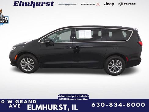 Used 2023 Chrysler Pacifica Touring-L image 2