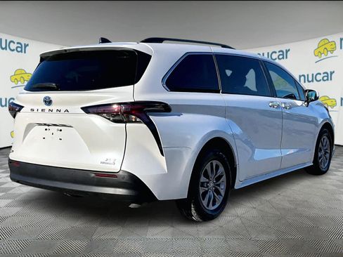 Used 2024 Toyota Sienna XLE image 6