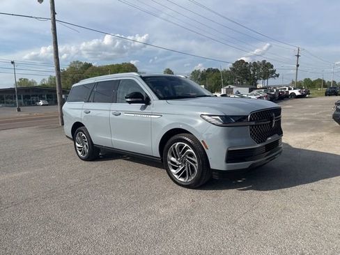 Used 2025 Lincoln Navigator Reserve image 11