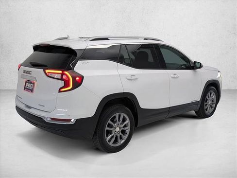 Used 2024 GMC Terrain SLT image 3