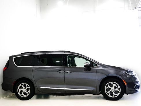 Used 2023 Chrysler Pacifica Limited FWD image 5