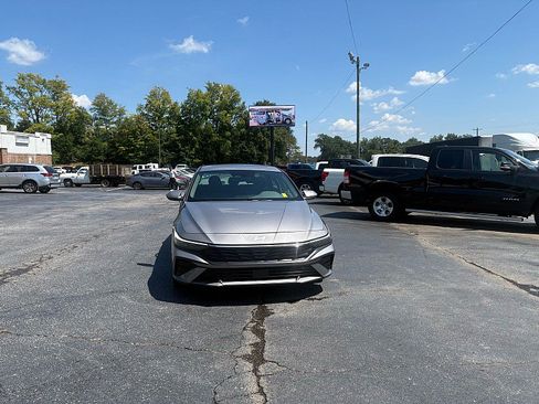 Used 2025 Hyundai Elantra SEL FWD image 2