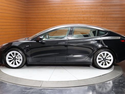 Used 2023 Tesla Model 3 Standard Range image 9