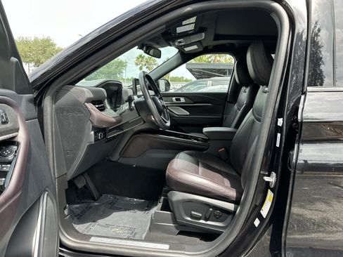 Used 2025 Ford Explorer Platinum RWD image 2
