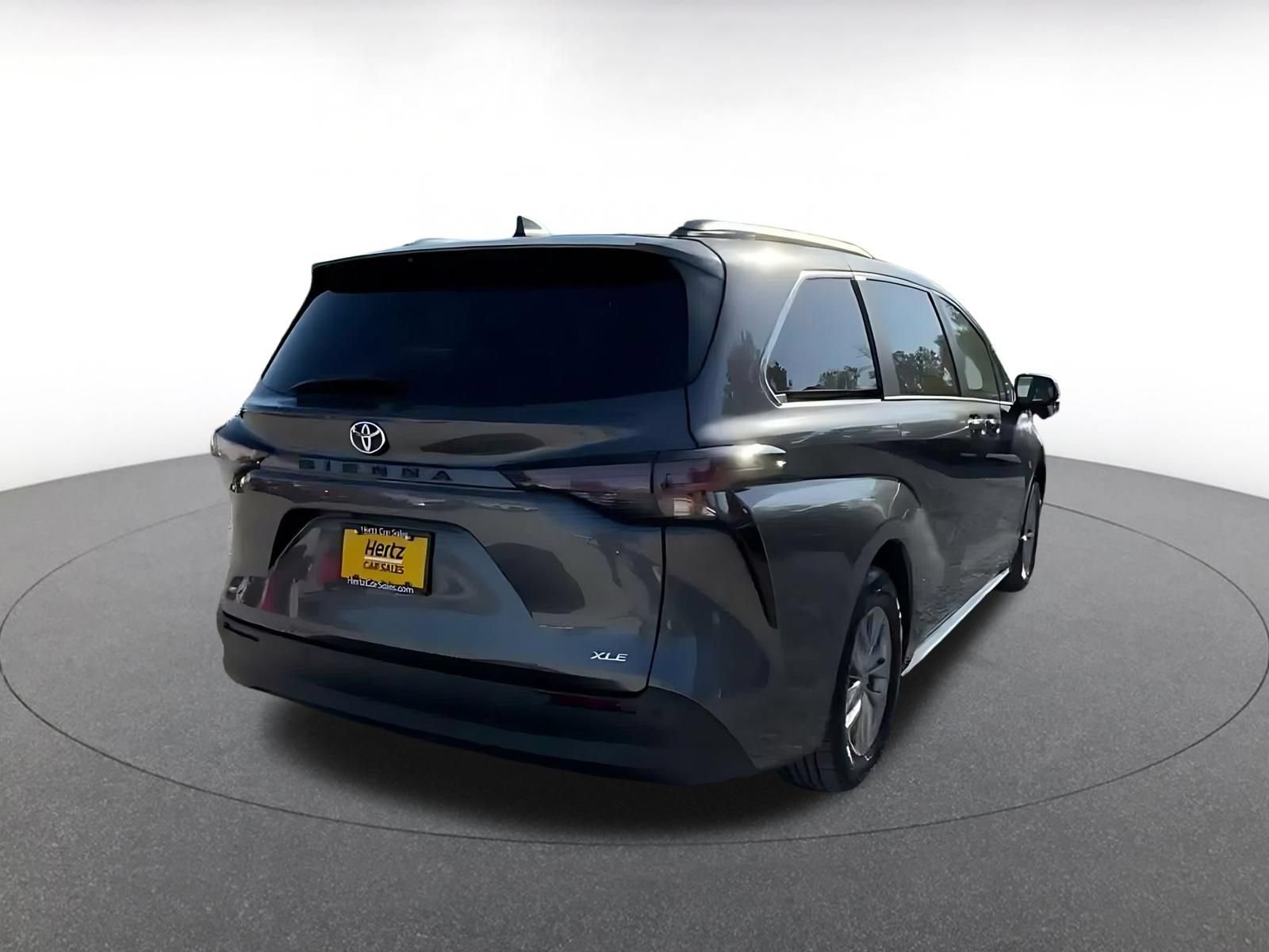 Used 2025 Toyota Sienna XLE FWD image 13