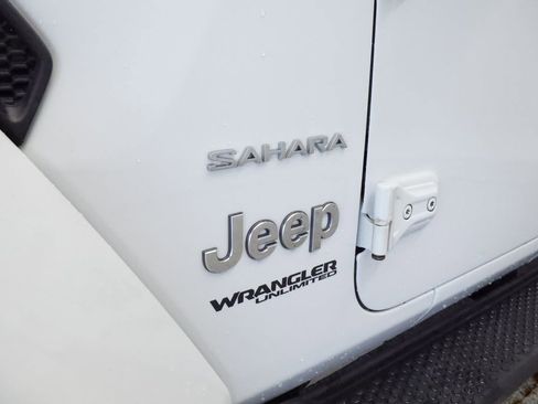 Used 2018 Jeep Wrangler Unlimited Sahara w/ Uconnect 4C Nav & Sound Group AWD/4WD image 12