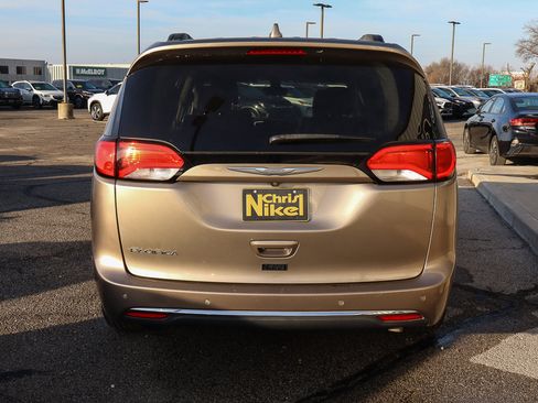 Used 2017 Chrysler Pacifica Touring-L image 5