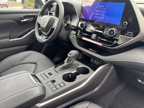 New 2025 Toyota Highlander XLE AWD/4WD image 39