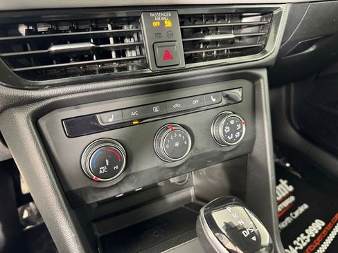 Used 2022 Volkswagen Taos SE w/ Panoramic Sunroof Package image 18