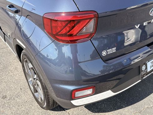 Used 2025 Hyundai Venue Limited FWD image 11