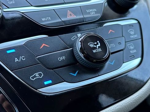 Used 2021 Chrysler Pacifica Touring-L FWD image 29