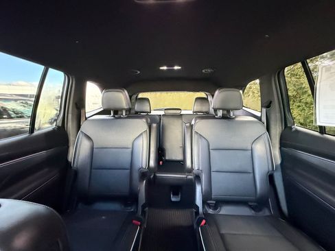 Used 2025 Buick Enclave Preferred w/ Power Package image 3