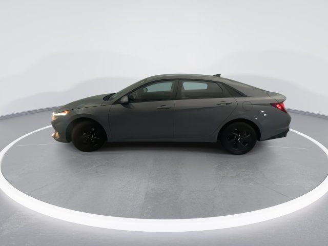 Used 2022 Hyundai Elantra SEL w/ Preferred Accessory Package FWD image 3