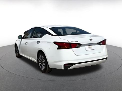 Used 2025 Nissan Altima 2.5 SV FWD image 16