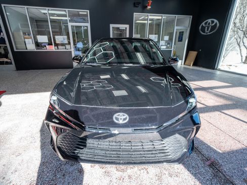 Used 2025 Toyota Camry LE image 6