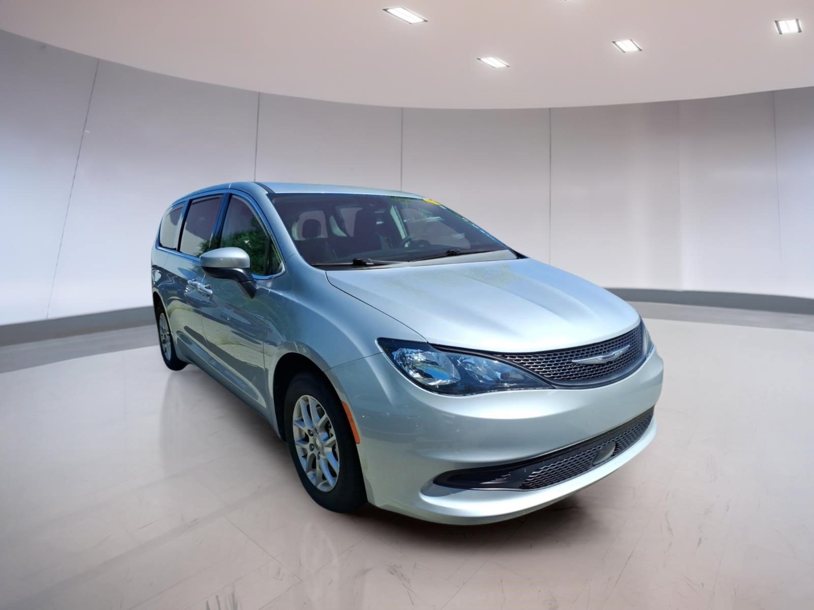 Used 2023 Chrysler Voyager LX FWD image 1