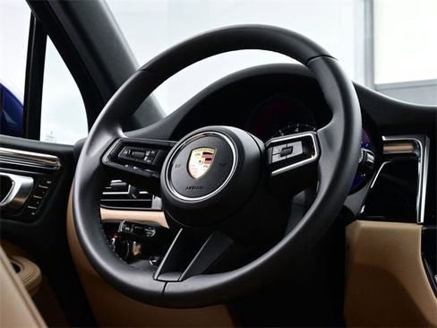 Used 2025 Porsche Macan image 21